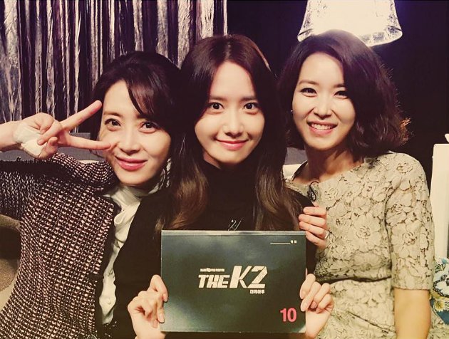 'Mesranya' Yoona - Song Yoon Ah Senyum Manis Sambil Pamer Naskah di BTS 'K2'