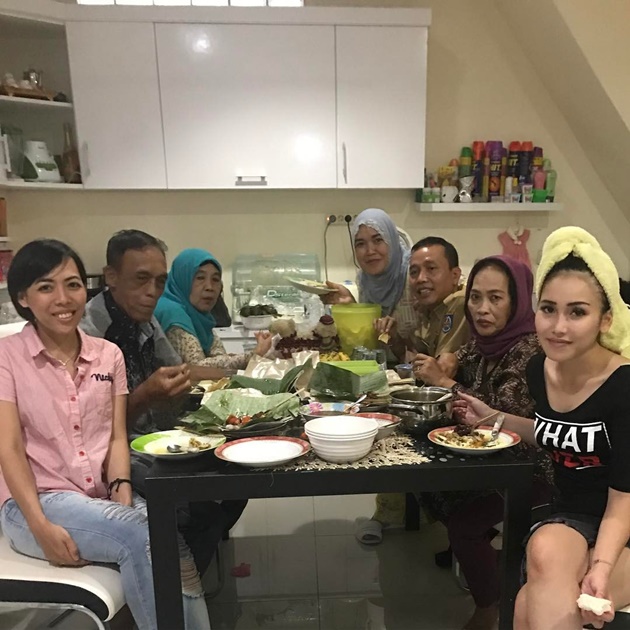 Ayu Ting Ting Pede Pakai Handuk Barang Koleksi Umi Ayu Ting Ting Pede Pakai Handuk Barang Koleksi Umi