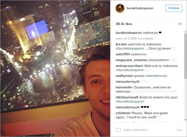 Ngaku Cinta Indonesia, Burak Tozkoparan 'Cansu dan Hazal' Selfie di Bundaran HI