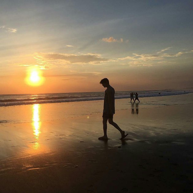 Nikmati Sunset di Bali Sung Joon Pamer Foto Bak Jomblo 