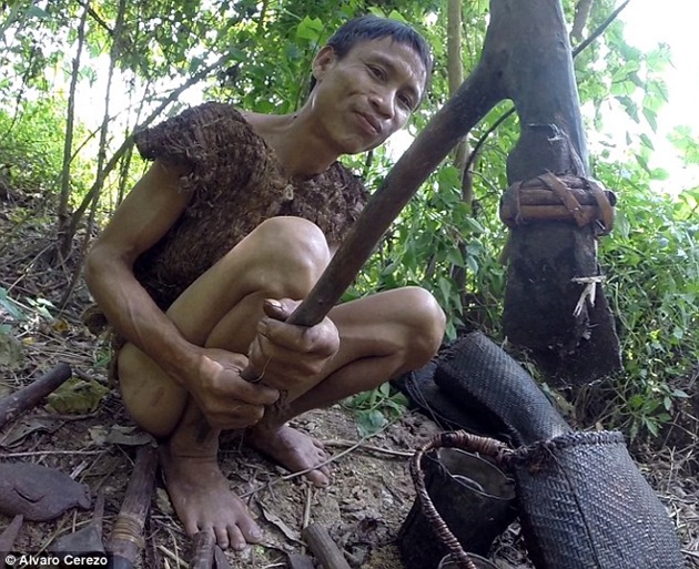 orang-orang hidup di hutan dan meninggalkan duniawi