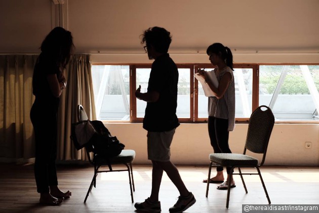 Pakai Sandal Jepit, Dian Sastro Serius di Latihan Syuting 