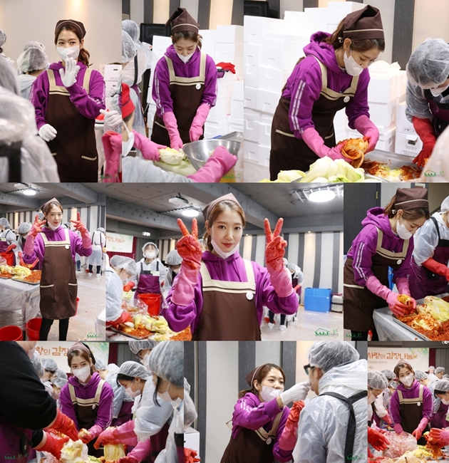Bareng Fans dan Staf, Intip Gaya Park Shin Hye Buat Kimchi Untuk Korban Gempa