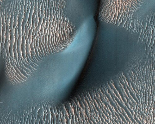 Penampakan Aneh di Mars