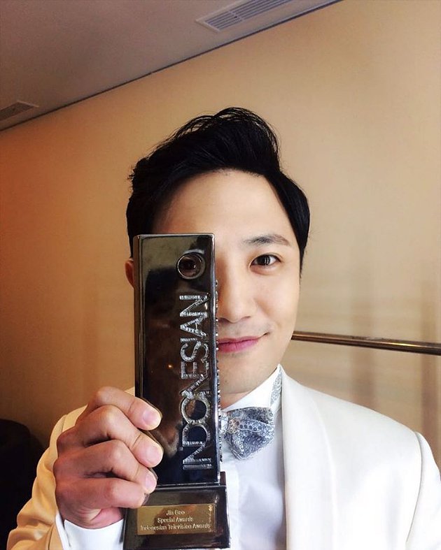 Agensi Unggah Jin Goo Pamerkan Trofi ITA 2016