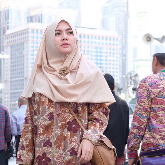 Foto: Pakai Jilbab Syar'i, Intip Pose-Pose Cantik Vicky 