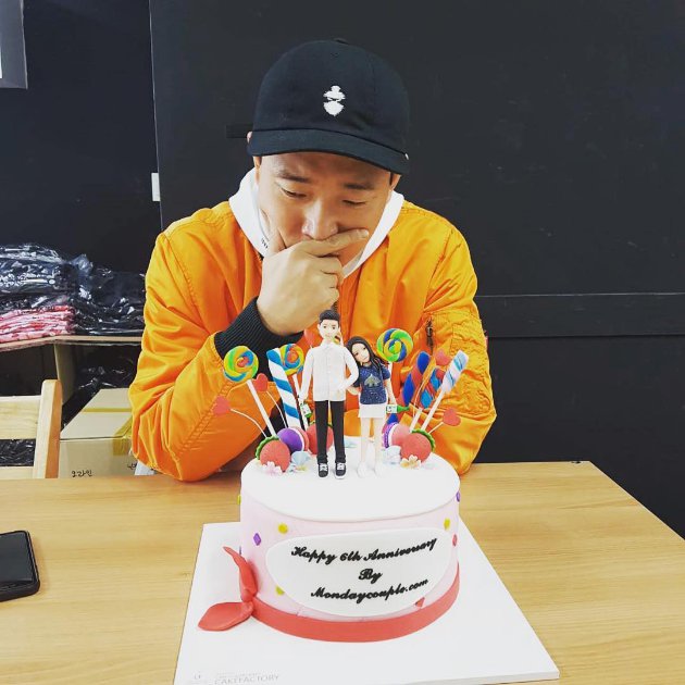 Gary Sedih Pandangi Kue Ultah ke-6 Monday Couple