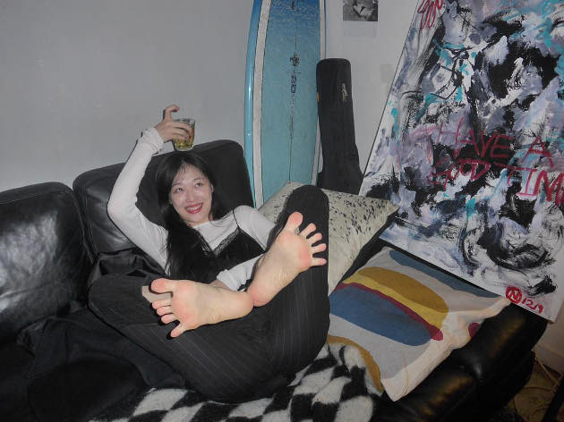 Sulli Ngangkang Sambil Nyengir