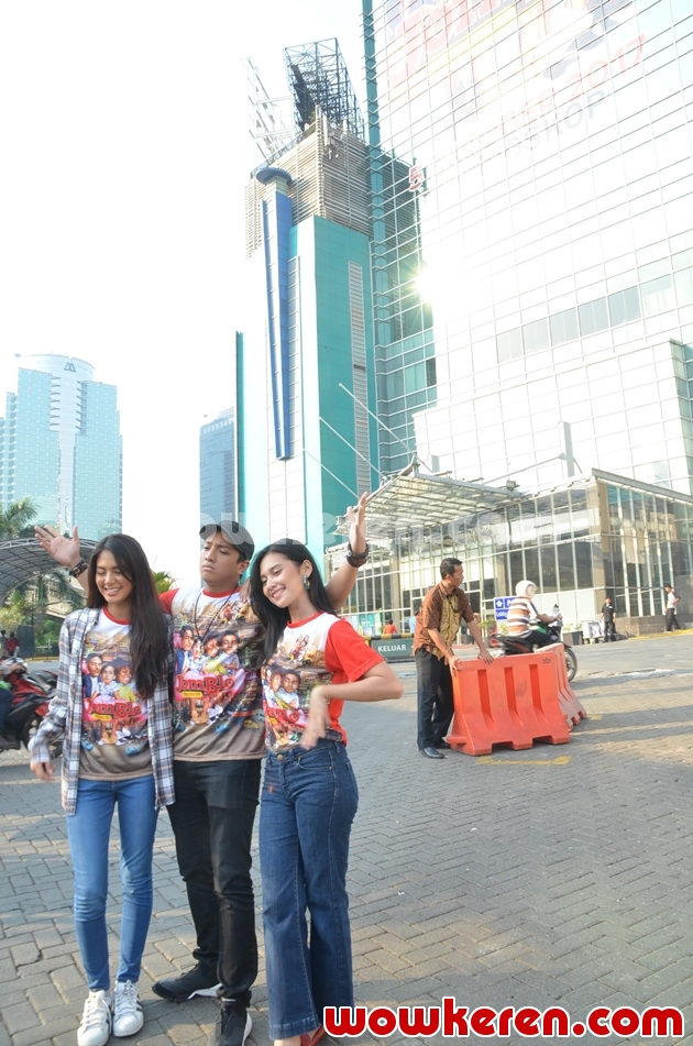 Poster besar film Jomblo terpampang di kawasan Semanggi ,Jakarta