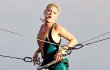 Terjatuh Saat Berakrobat di Konser, Pink Hanya Alami Luka Ringan