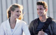 Foto: Sam Witwicky Lindungi Carly Saat Pertempuran di 'Transformers: Dark of the Moon'