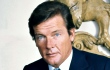 Tersandung di Rumania, Roger Moore Harus Pakai Tongkat Penopang