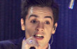 Video: Pergelangan Kaki Cidera, Personil Panic At the Disco Brendon Urie Tetap Manggung