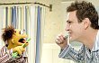 Foto: Jason Segel Ajari Boneka Walter Sikat Gigi di 'The Muppets'