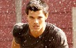 Video: Taylor Lautner Lawan Kaumnya Demi Cinta di 'The Twilight Saga's Breaking Dawn Part I'