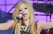 Video: Avril Lavigne Diserang Penggemar Saat Manggung di Brasil