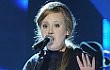 Adele Hentikan Konser Demi Fans Yang Pingsan