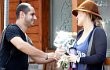 Hilary Duff Dapat Hadiah Ultah Berupa Bunga dari Paparazzi