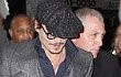 Johnny Depp Dipeluk Pengawal Pribadi Saat Pemutaran Perdana Film 'The Rum Diary'
