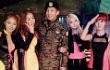 Lee Jun Ki Disambangi Cewek-Cewek Cantik di Markas Militer