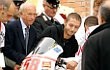 Valentino Rossi Bantu Dorong Motor Marco Simoncelli Menuju Pemakaman