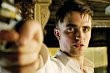 Robert Pattinson Todongkan Senjata di Foto Terbaru 'Cosmopolis'