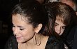 Justin Bieber Sembunyi di Belakang Selena Gomez Demi Hindari Sorotan Kamera