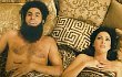 Sacha Baron Cohen Tiduri Megan Fox di Trailer 'The Dictator'
