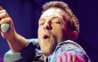 Chris Martin Usir Fans yang Nyanyi Fals