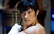 Lee Byung Hun Pamer Tubuh Seksi di Iklan Baru