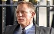 James Bond Kejar Penjahat di Foto Terbaru 'Skyfall'