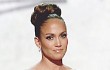 Jennifer Lopez Tertawa Tanggapi Insiden Payudara Menyembul