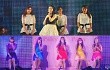 IU dan Kara Nyanyi di Atas Panggung Catwalk