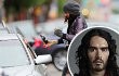 Russell Brand Dituntut Gara-Gara Lempar Ponsel Paparazzi
