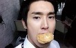 Foto Siwon Super Junior Bagi Roti ke Fans