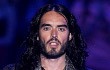 Russell Brand Bela Diri Setelah Lempar Ponsel Paparazzi