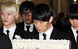 Sedihnya Air Mata Micky Yoochun di Pemakaman Ayah