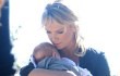 Charlize Theron Suka Gendong Anak Angkat