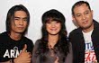 Ada Drummer Cantik di Setia Band Milik Charly