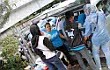 Pedagang Kaos Raup Rejeki dari Antrian Tiket 'Super Show 4'
