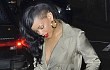Rihanna Kenakan Jas Tanpa Pakaian Dalam?