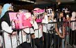 Ratusan Fans Elukan Super Junior di Bandara