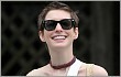 Anne Hathaway Tetap Tersenyum Meski Tangan Cedera