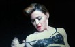 Madonna Umbar Payudaranya di Konser Turki