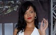 Rihanna Jalan-Jalan Kenakan Bra Tembus Pandang