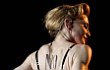 Puas Umbar Payudara, Kini Madonna Pamer Pantat di Konser Roma