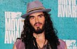 Russell Brand Beli Pistol untuk Bersenang-Senang