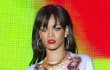 Bodyguard Rihanna Pukul  Wajah Paparazzi