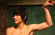 Foto Syuting 'The Thieves' Tunjukkan Sisi Konyol Kim Soo Hyun