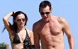 Jim Carrey Mesra di Pantai dengan Perempuan Muda